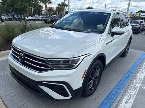 Used 2023 Volkswagen Tiguan SE w/ Panoramic Sunroof Package FWD image 3