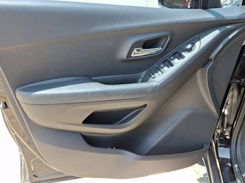 Used 2019 Chevrolet Trax LT w/ Redline Edition FWD image 8