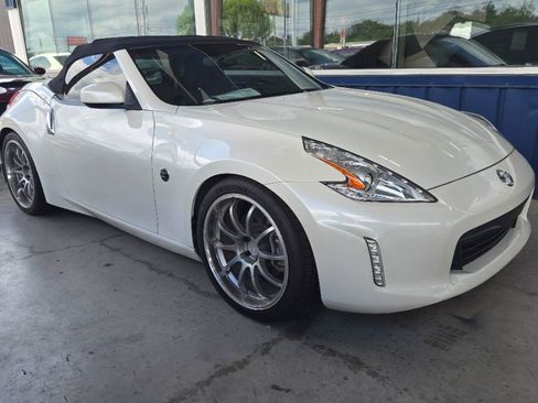 Used 2016 Nissan 370Z Touring image 3
