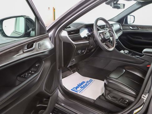 Used 2024 Jeep Grand Cherokee Limited w/ Luxury Tech Group II AWD/4WD image 3