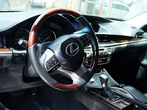 Used 2016 Lexus ES 350 w/ Luxury Package w/Wood Trim image 39