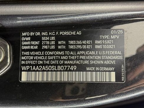 Certified 2025 Porsche Macan image 32