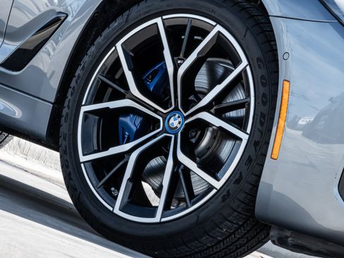 Certified 2022 BMW 530e w/ Premium Package image 8