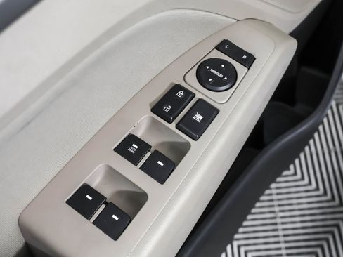 Used 2017 Hyundai Elantra SE image 34