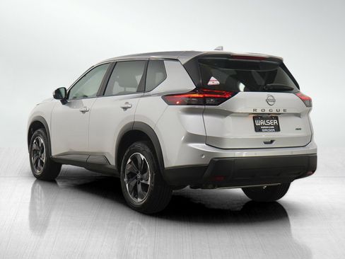 Used 2025 Nissan Rogue SV AWD/4WD image 3