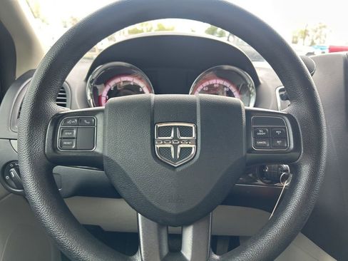 Used 2020 Dodge Grand Caravan SE w/ UConnect Hands-Free Group FWD image 8
