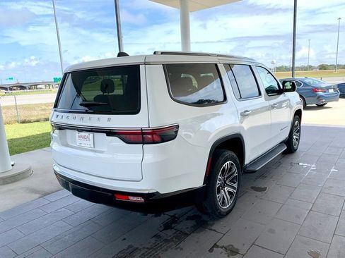 Used 2025 Jeep Wagoneer Series II w/ 8-Passenger Seating Package image 5