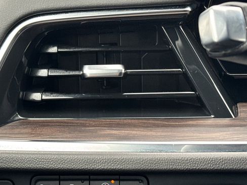 Used 2025 Chevrolet Suburban Z71 image 24