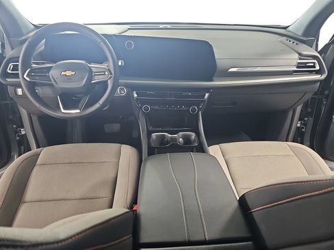 Used 2025 Chevrolet Traverse LT FWD image 11