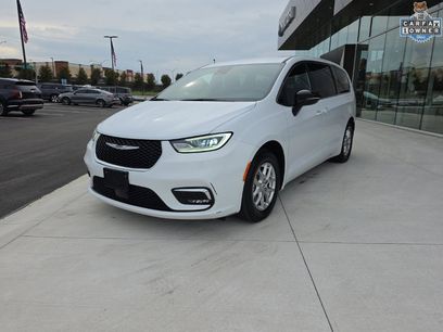 Used 2025 Chrysler Pacifica Select