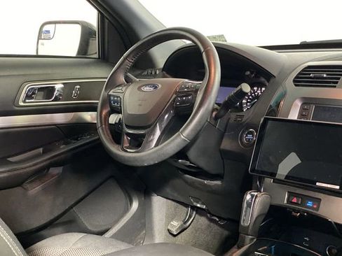 Used 2017 Ford Explorer XLT image 10