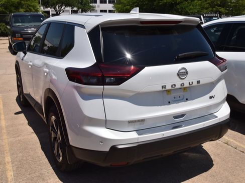 Used 2024 Nissan Rogue SV FWD image 8