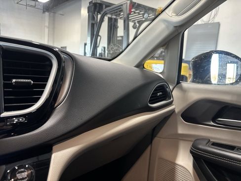 Used 2024 Chrysler Pacifica Touring-L image 20