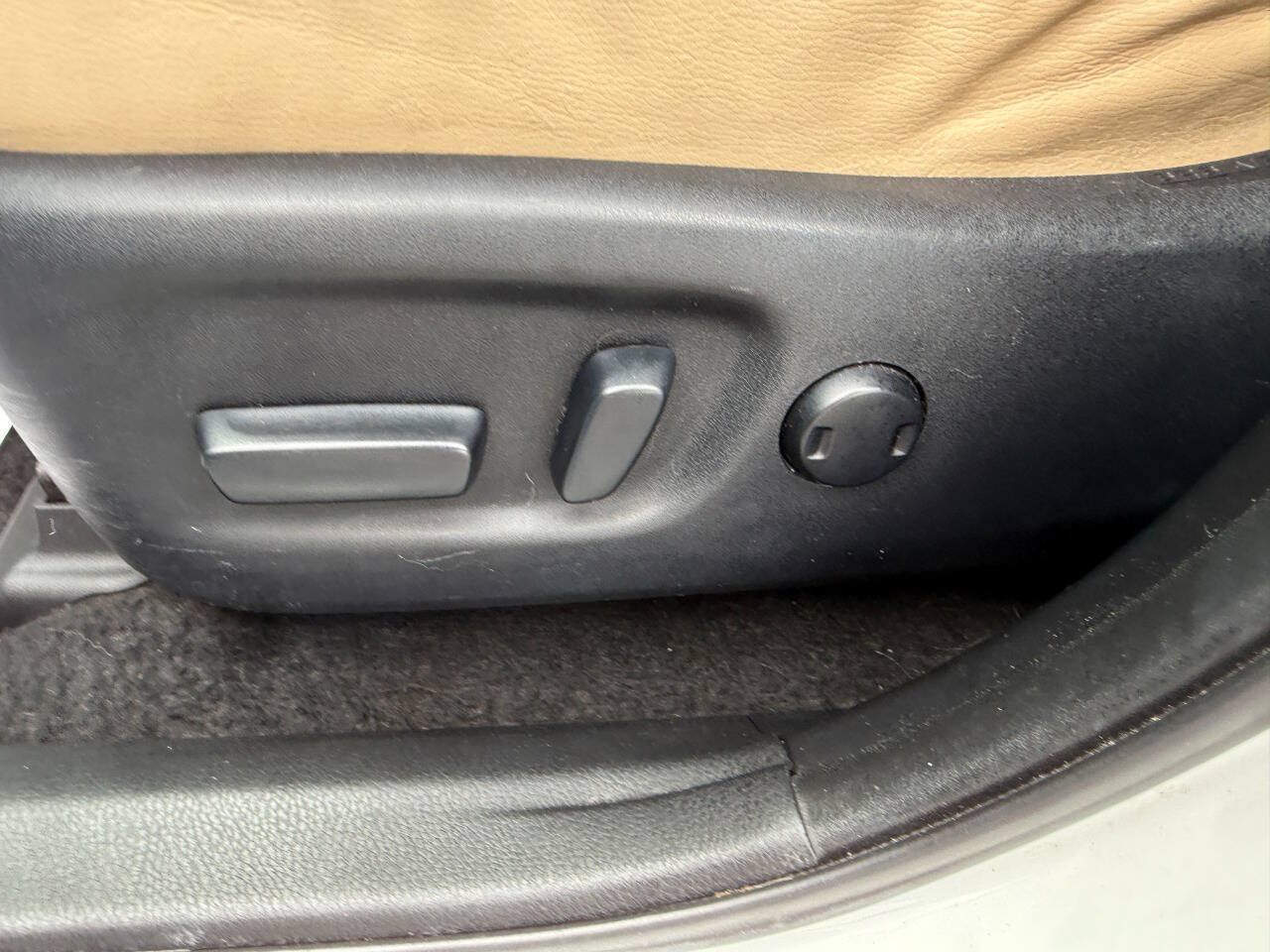 Used 2013 Toyota RAV4 Limited AWD/4WD image 18