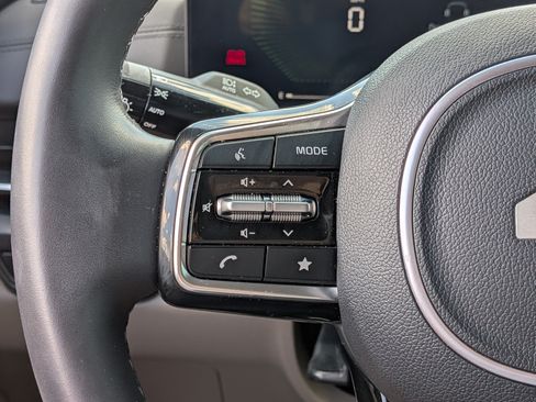 Used 2025 Kia Carnival FWD image 28