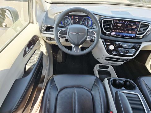 Used 2023 Chrysler Pacifica Touring-L FWD image 11