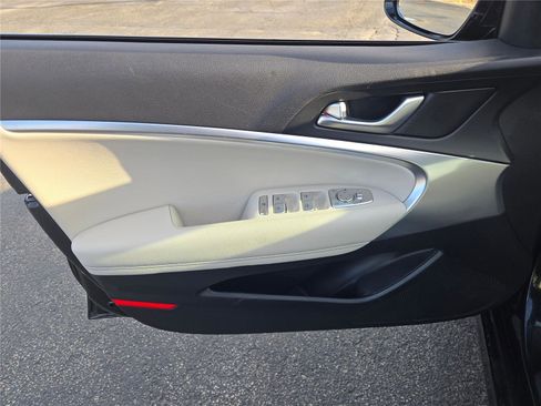 Used 2025 Genesis G70 2.5T image 22