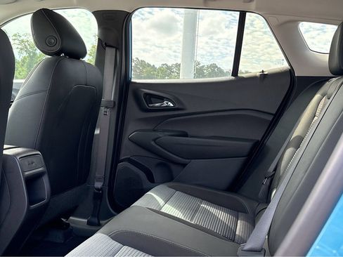 Used 2025 Chevrolet Trax LT FWD image 18
