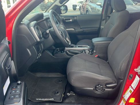 Used 2017 Toyota Tacoma TRD Off-Road w/ Premium & Technology Package image 10