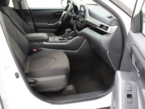 Used 2025 Toyota Highlander LE AWD/4WD image 39