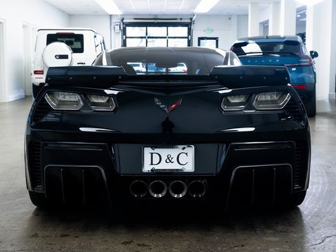 Used 2015 Chevrolet Corvette Z06 w/ 2LZ Preferred Equipment Group image 5