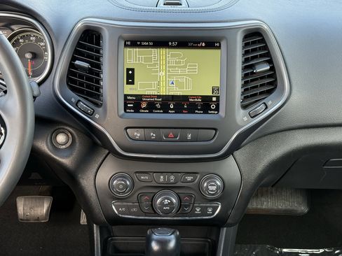 Used 2023 Jeep Cherokee Altitude Lux image 3