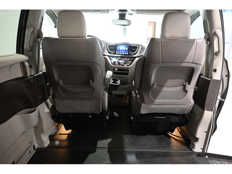 Used 2017 Chrysler Pacifica Touring-L FWD image 20