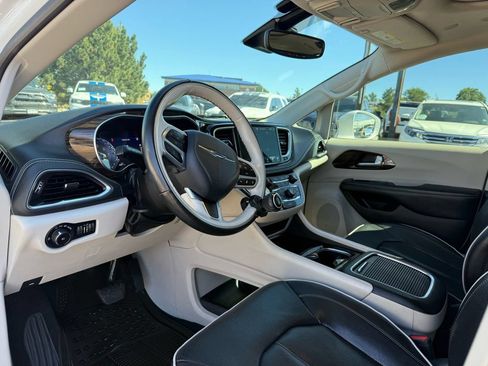 Used 2021 Chrysler Pacifica Limited AWD/4WD image 15