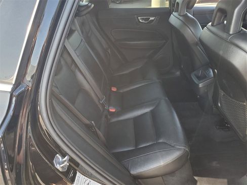 Used 2019 Volvo XC60 T5 Momentum w/ Multimedia Package image 16