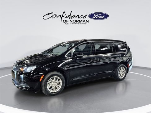 Used 2025 Chrysler Voyager LX image 4