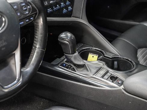 Used 2020 Toyota Camry SE w/ Sunroof Package FWD image 24
