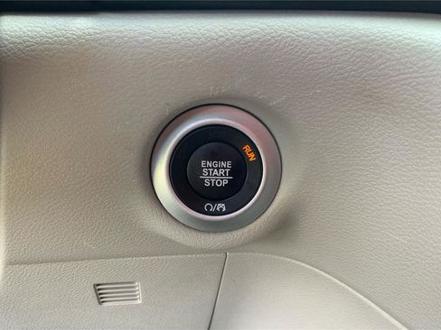 Used 2023 Chrysler Pacifica Touring-L image 34