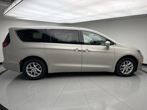 Used 2020 Chrysler Pacifica Touring image 6