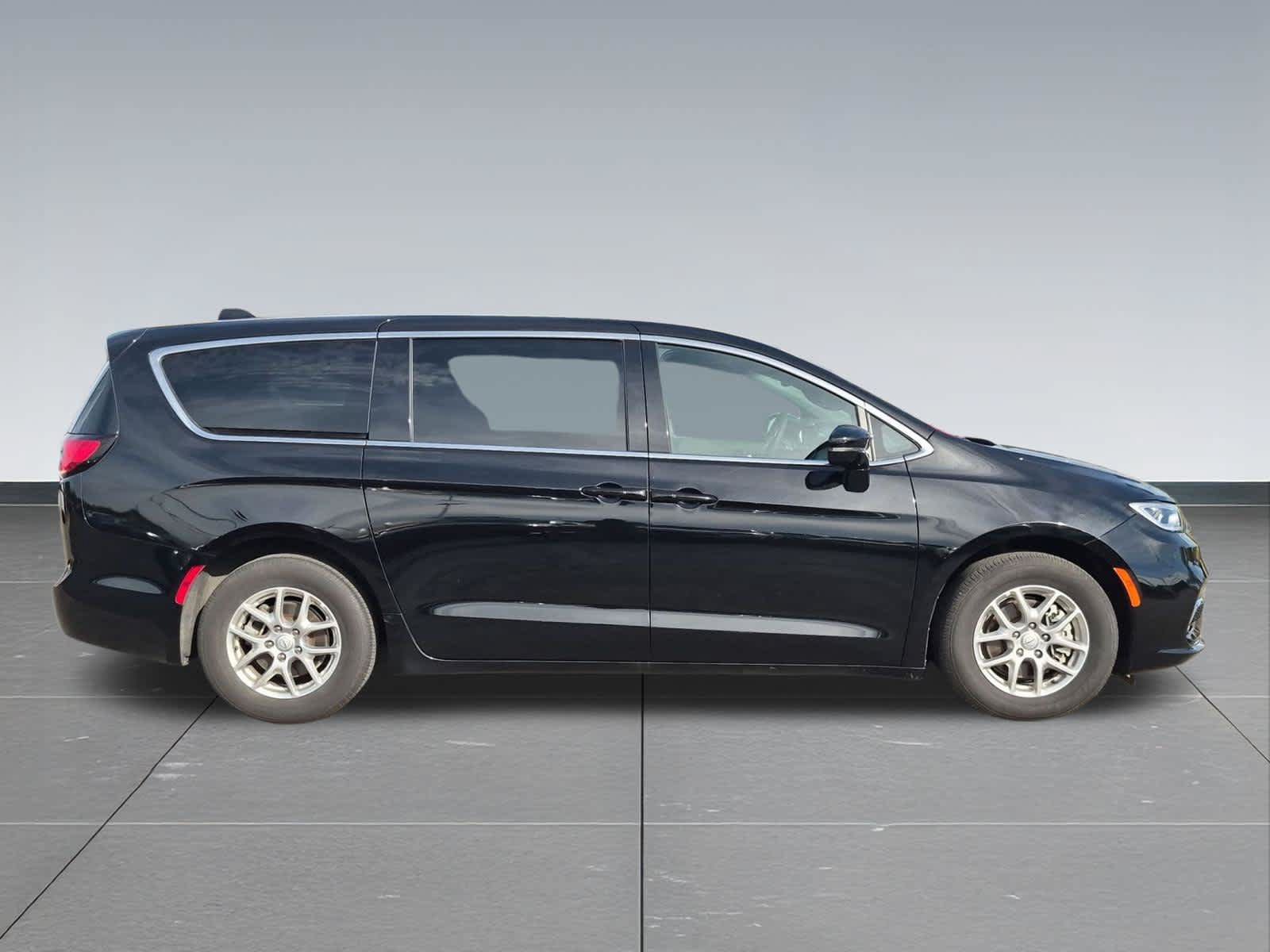 Used 2026 Chrysler Pacifica Select FWD image 7