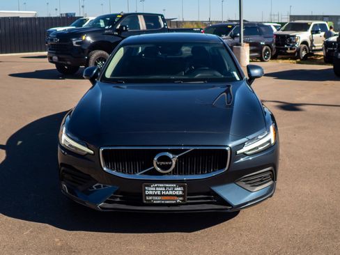 Used 2020 Volvo S60 T5 Momentum image 2