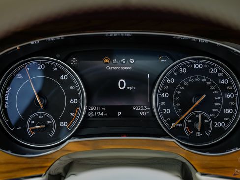 Used 2020 Bentley Bentayga Plug-In Hybrid AWD/4WD image 73