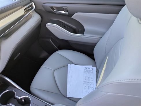 Used 2021 Toyota Highlander XLE image 19