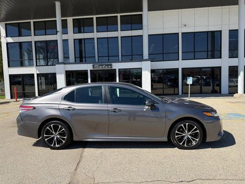 Used 2018 Toyota Camry SE FWD image 4