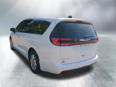 Used 2023 Chrysler Pacifica Touring-L FWD image 3