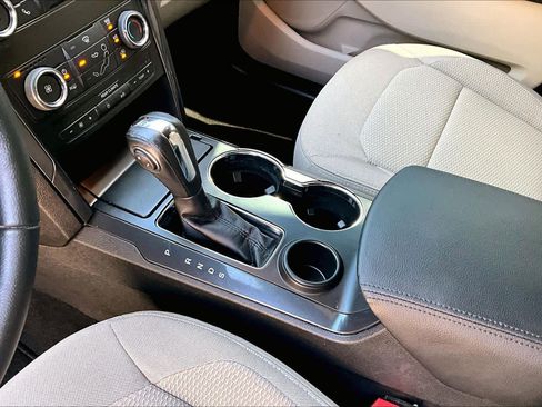 Used 2018 Ford Explorer XLT image 17