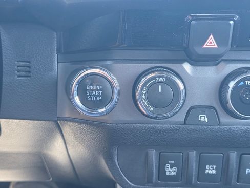 Used 2017 Toyota Tacoma TRD Off-Road AWD/4WD image 31