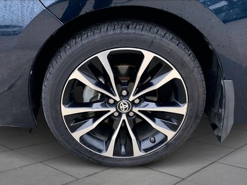 Used 2018 Toyota Corolla SE w/ SE Premium Package image 11
