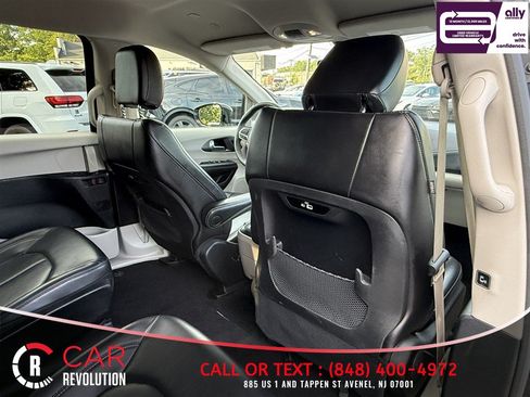 Used 2024 Chrysler Pacifica Limited FWD image 45