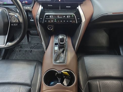 Used 2023 Toyota Venza Limited image 24
