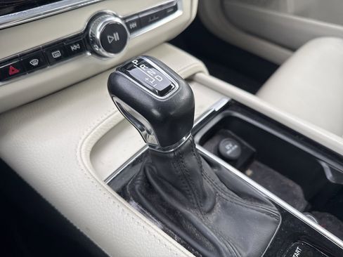 Used 2017 Volvo S90 T6 Momentum w/ Vision Package image 22