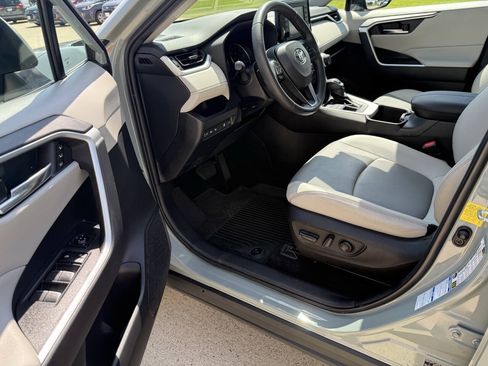 Used 2022 Toyota RAV4 XLE Premium AWD/4WD image 5