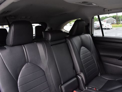 Used 2020 Toyota Highlander XLE AWD/4WD image 19