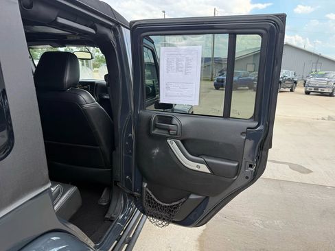 Used 2017 Jeep Wrangler Unlimited Rubicon image 40