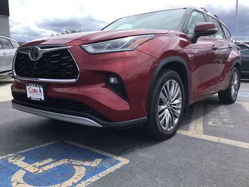 Used 2021 Toyota Highlander Platinum AWD/4WD image 2
