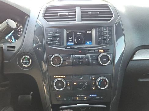 Used 2018 Ford Explorer XLT FWD image 17
